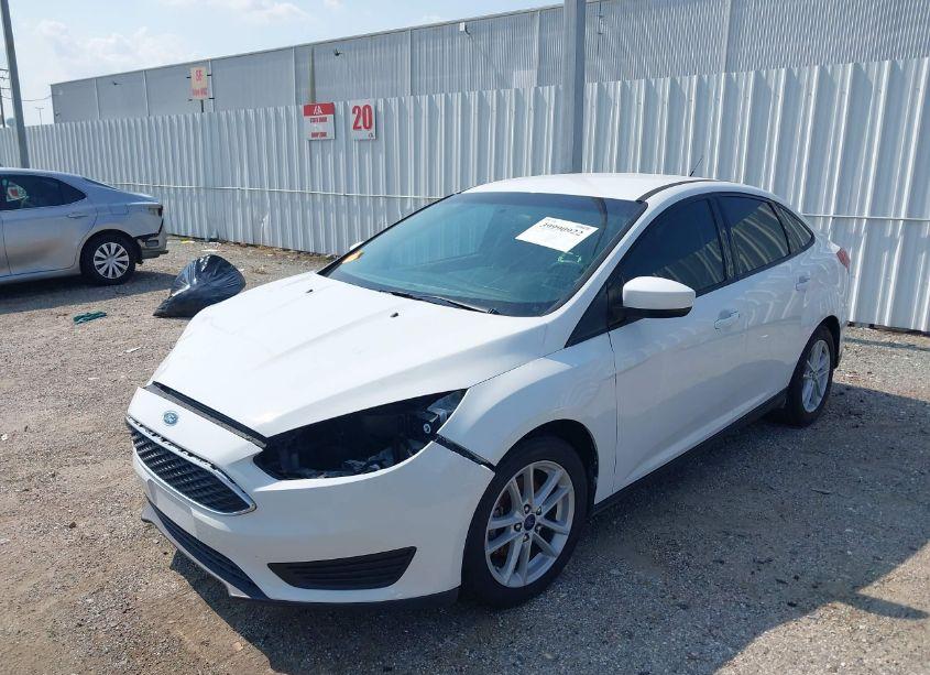 Photo 2 of 2018 Ford Focus SE (VIN 1FADP3F29JL262130)