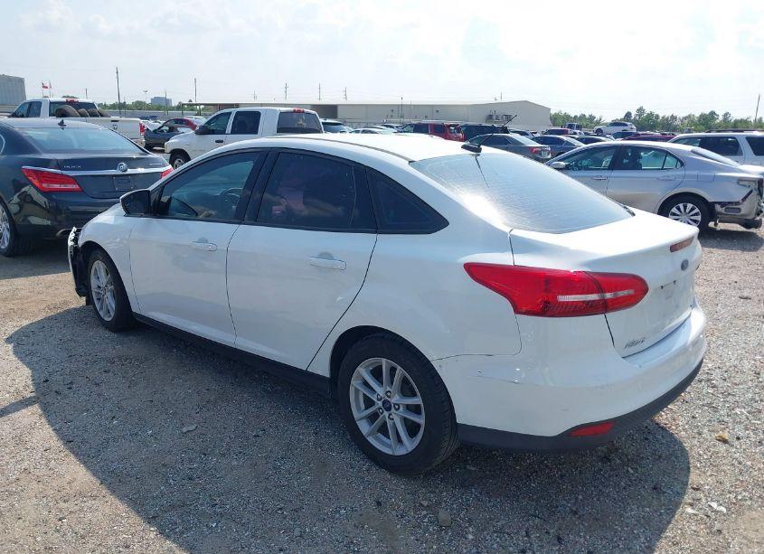 Photo 3 of 2018 Ford Focus SE (VIN 1FADP3F29JL262130)