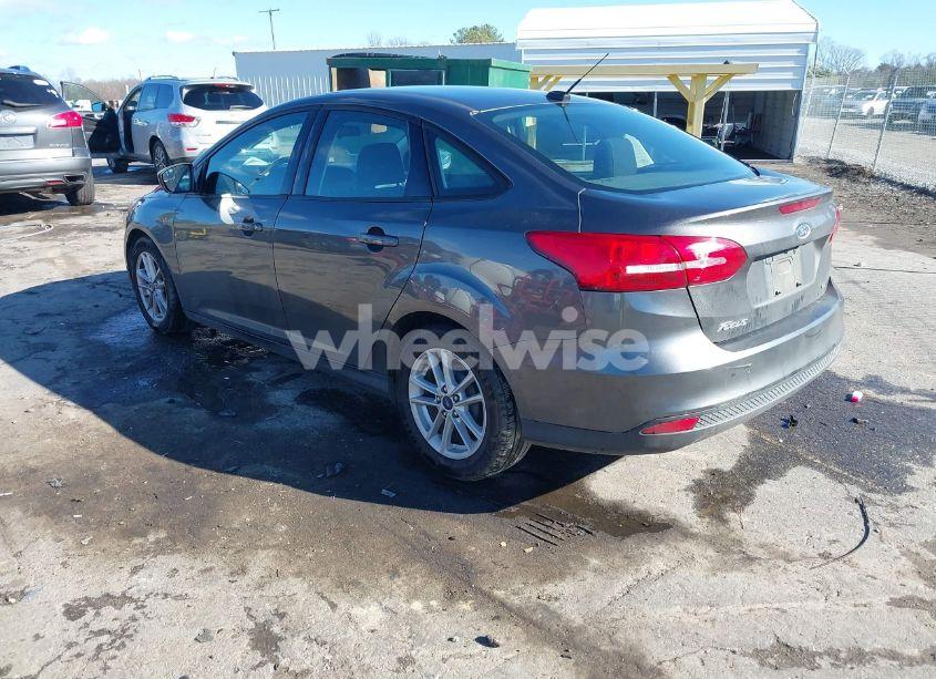Photo 3 of 2018 Ford Focus SE (VIN 1FADP3F29JL265027)
