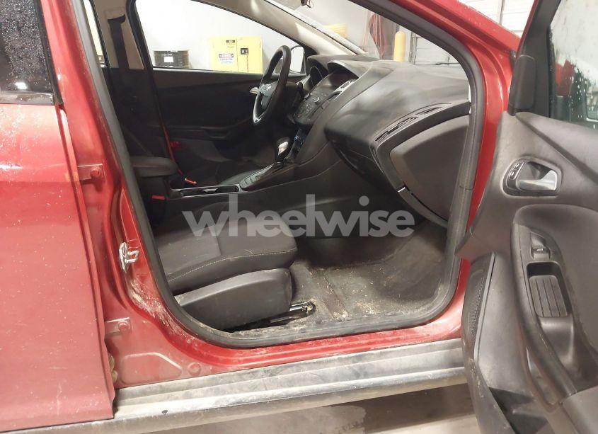 Photo 5 of 2018 Ford Focus SE (VIN 1FADP3F29JL275184)