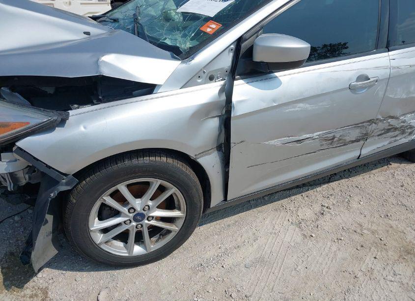 Photo 11 of 2018 Ford Focus SE (VIN 1FADP3F29JL320169)