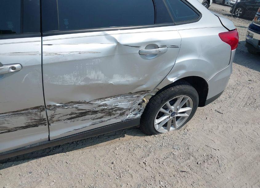 Photo 12 of 2018 Ford Focus SE (VIN 1FADP3F29JL320169)