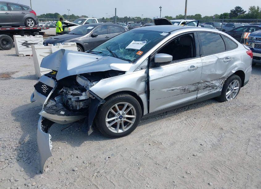 Photo 2 of 2018 Ford Focus SE (VIN 1FADP3F29JL320169)