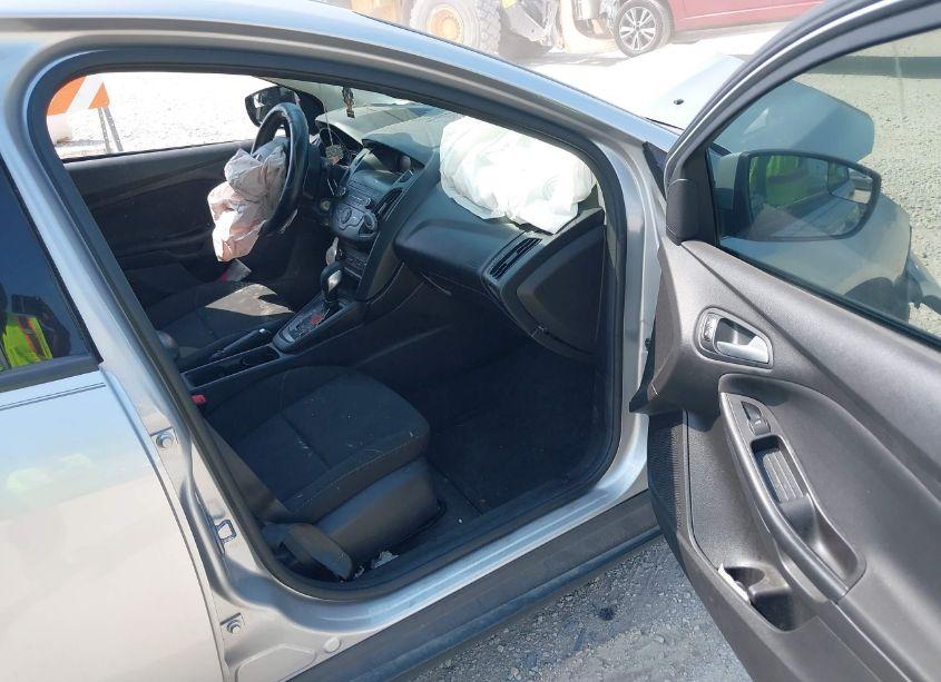 Photo 5 of 2018 Ford Focus SE (VIN 1FADP3F29JL320169)