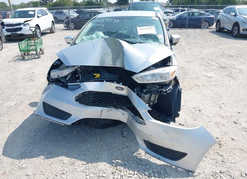 Photo 6 of 2018 Ford Focus SE (VIN 1FADP3F29JL320169)