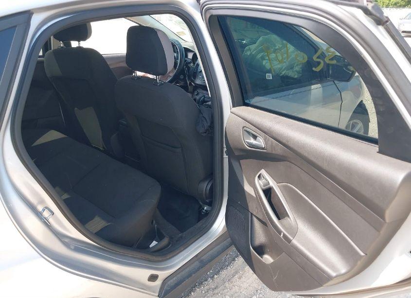 Photo 8 of 2018 Ford Focus SE (VIN 1FADP3F29JL320169)