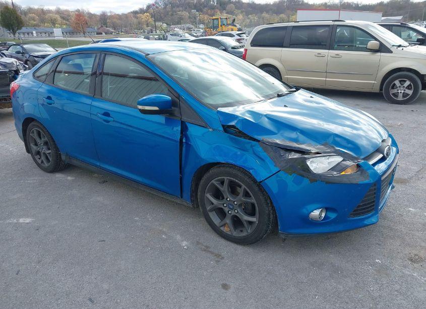 2014 Ford Focus SE (VIN 1FADP3F2XEL102411) main photo