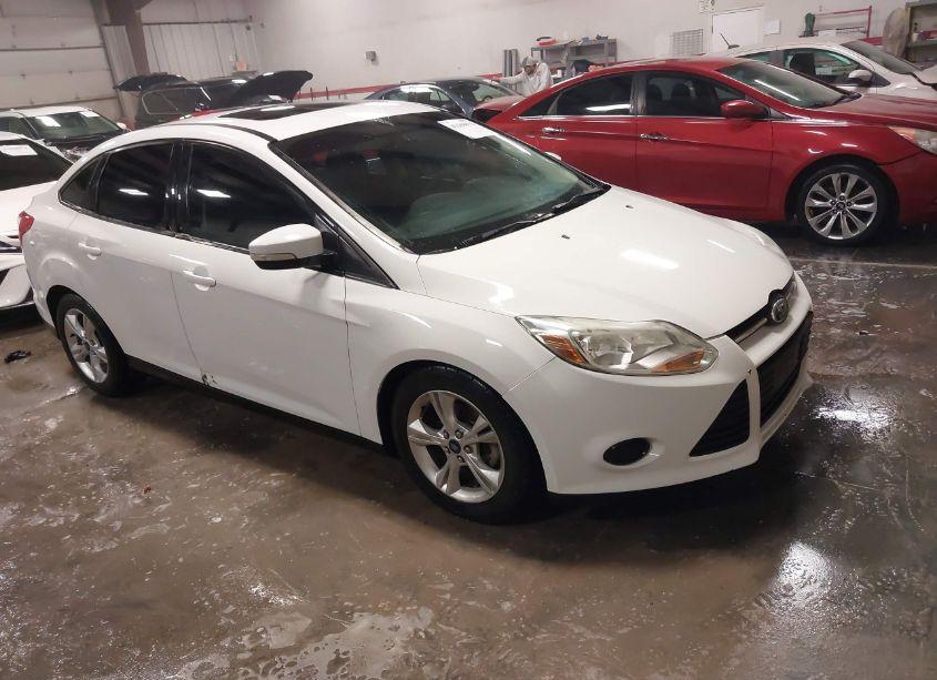 2014 Ford Focus SE (VIN 1FADP3F2XEL132959) main photo