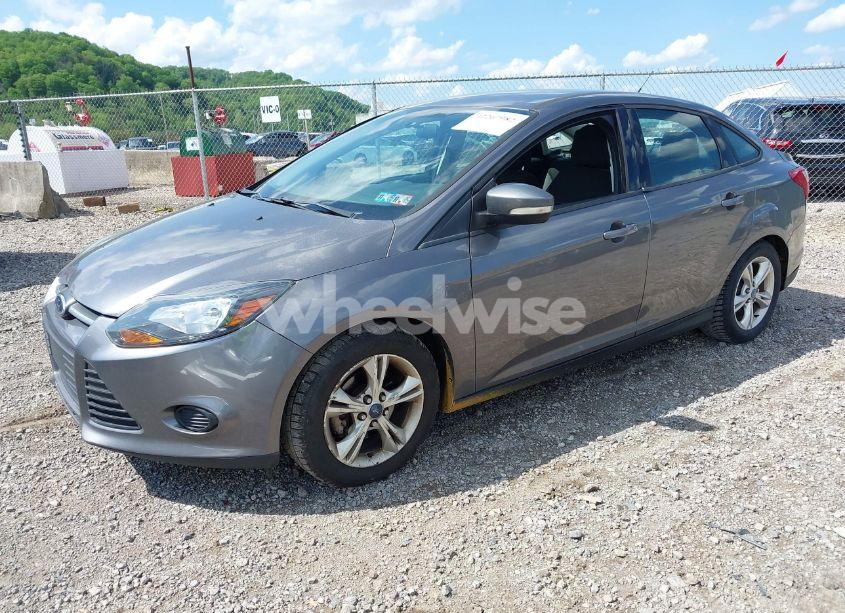 Photo 2 of 2014 Ford Focus SE (VIN 1FADP3F2XEL136526)
