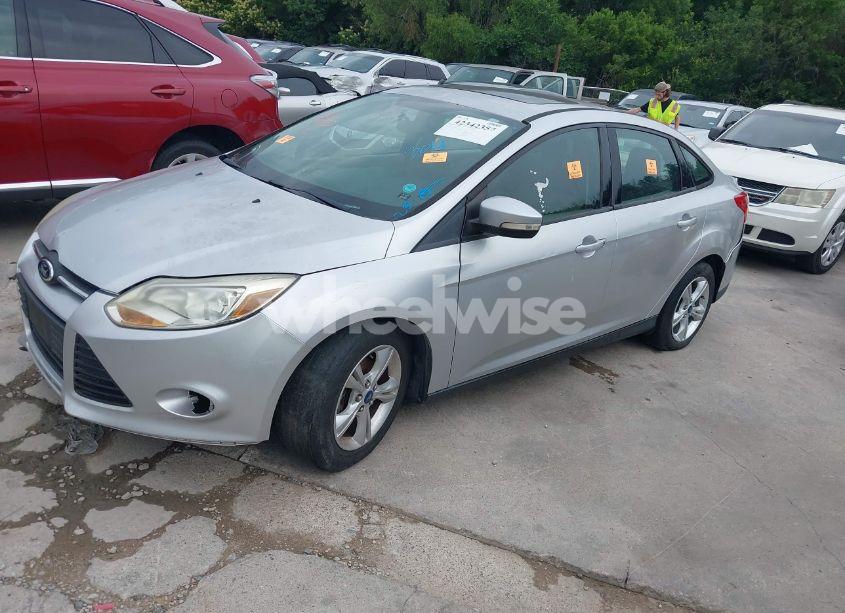 Photo 2 of 2014 Ford Focus SE (VIN 1FADP3F2XEL145047)