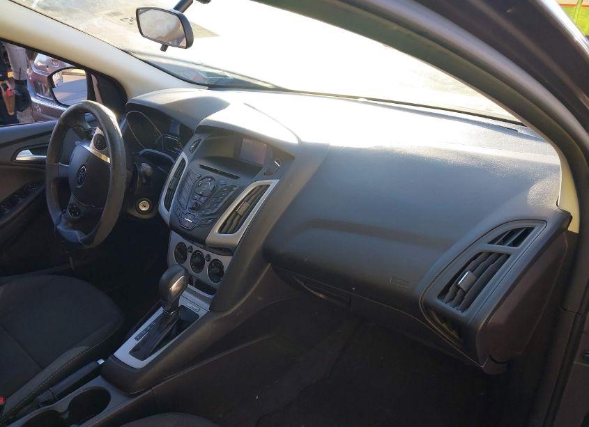 Photo 5 of 2014 Ford Focus SE (VIN 1FADP3F2XEL178629)