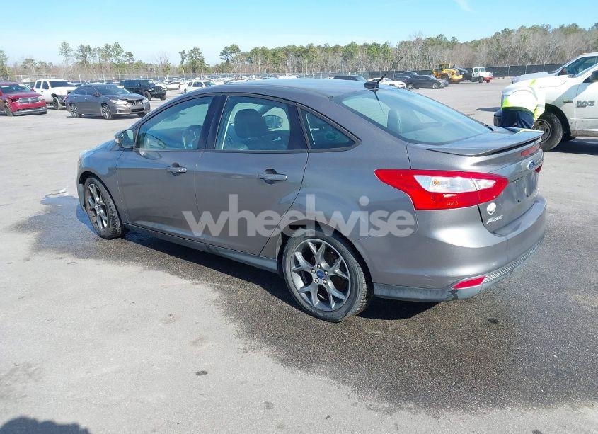 Photo 3 of 2014 Ford Focus SE (VIN 1FADP3F2XEL213072)