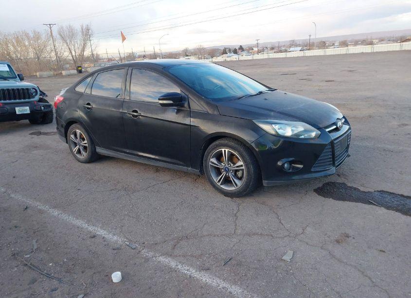2014 Ford Focus SE (VIN 1FADP3F2XEL270422) main photo