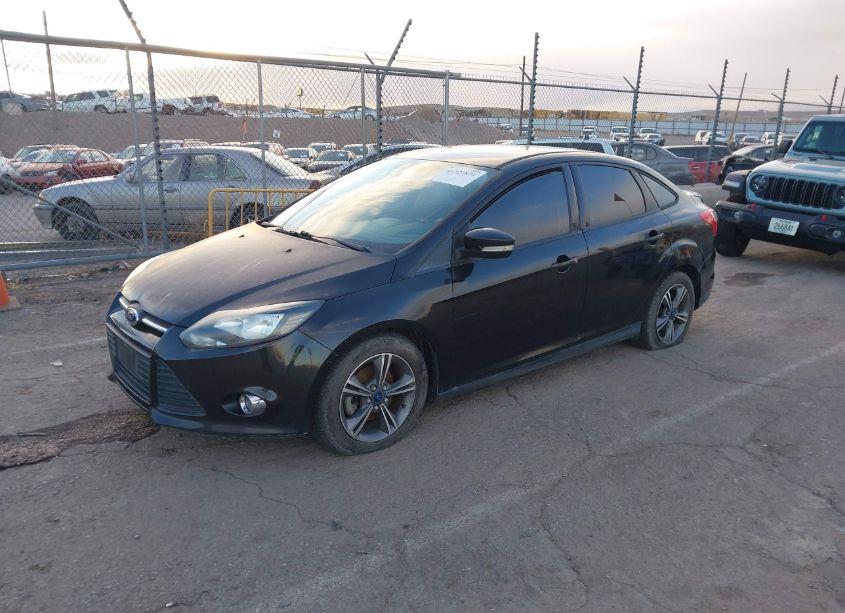 Photo 2 of 2014 Ford Focus SE (VIN 1FADP3F2XEL270422)