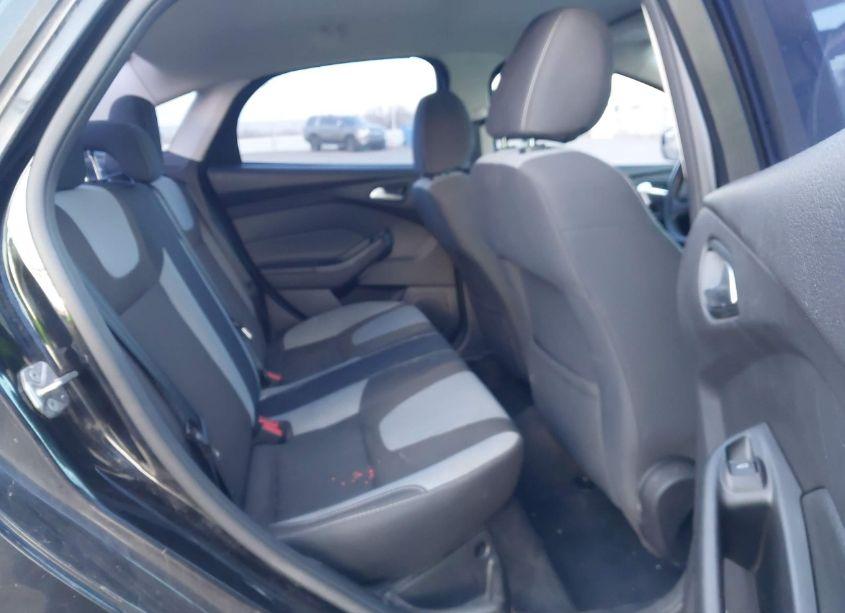 Photo 8 of 2014 Ford Focus SE (VIN 1FADP3F2XEL270422)