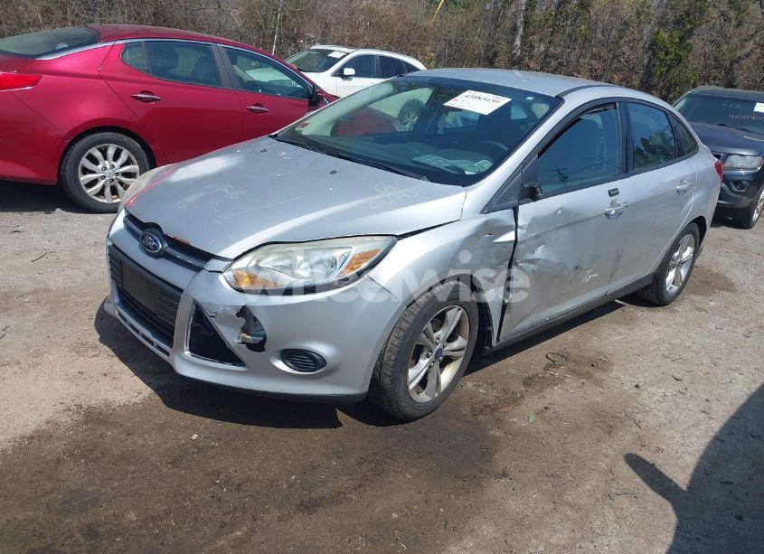 Photo 2 of 2014 Ford Focus SE (VIN 1FADP3F2XEL279119)