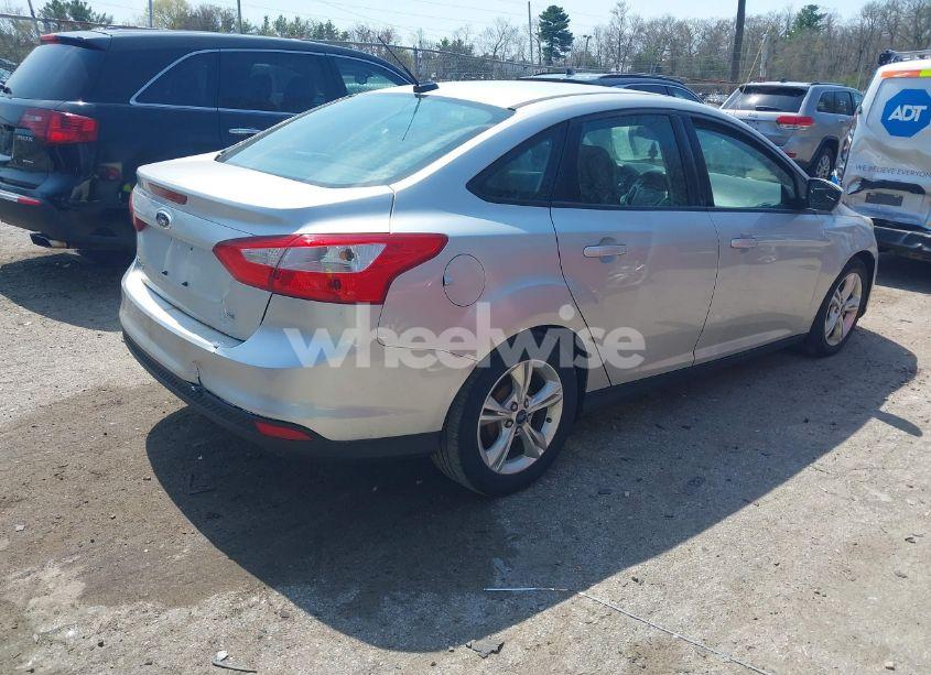 Photo 4 of 2014 Ford Focus SE (VIN 1FADP3F2XEL279119)