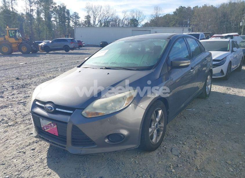 Photo 2 of 2014 Ford Focus SE (VIN 1FADP3F2XEL315908)