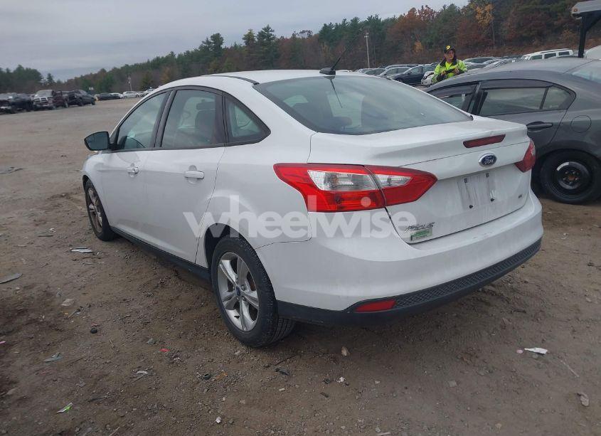 Photo 3 of 2014 Ford Focus SE (VIN 1FADP3F2XEL338217)