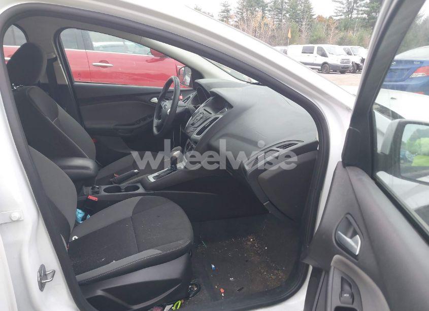 Photo 5 of 2014 Ford Focus SE (VIN 1FADP3F2XEL338217)