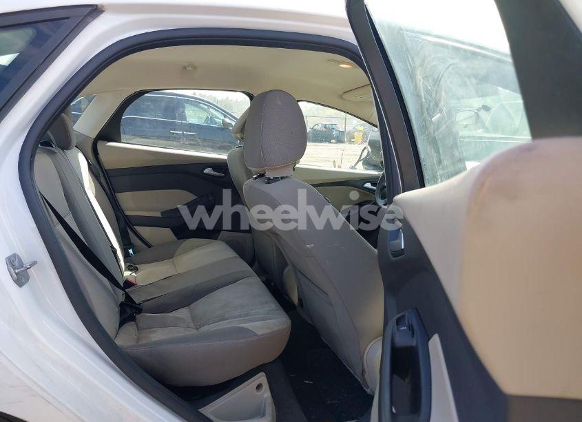 Photo 8 of 2014 Ford Focus SE (VIN 1FADP3F2XEL366700)