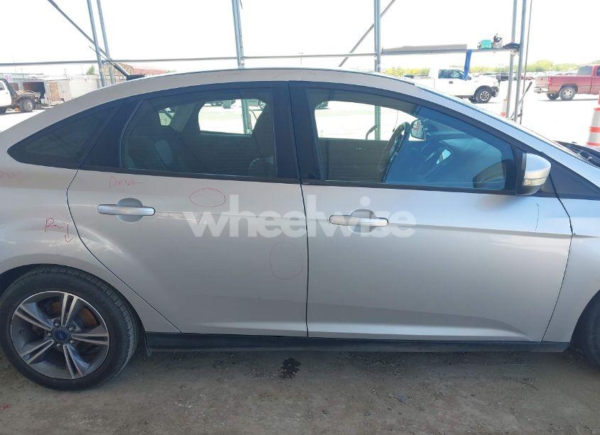 Photo 13 of 2014 Ford Focus SE (VIN 1FADP3F2XEL372688)