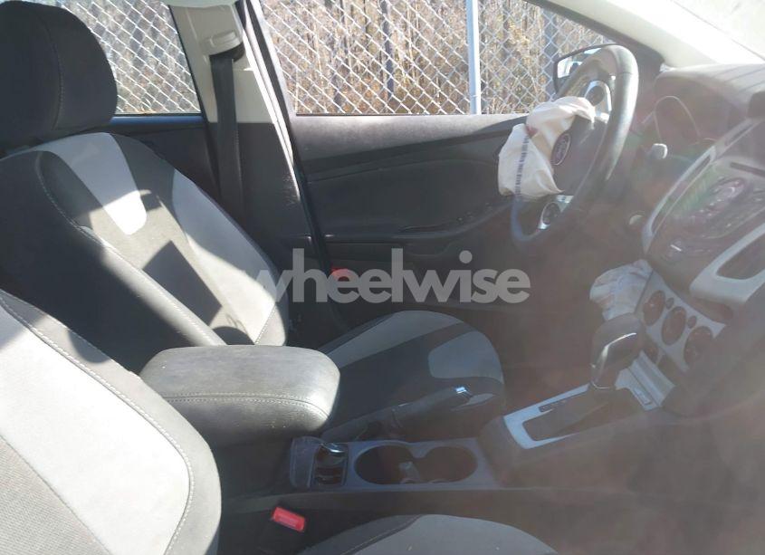 Photo 5 of 2014 Ford Focus SE (VIN 1FADP3F2XEL387126)