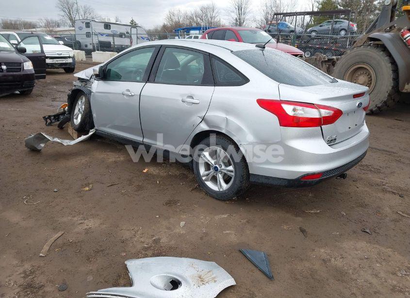 Photo 3 of 2014 Ford Focus SE (VIN 1FADP3F2XEL392052)