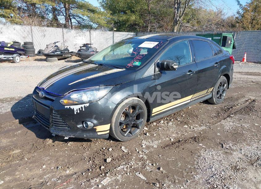 Photo 2 of 2014 Ford Focus SE (VIN 1FADP3F2XEL401932)