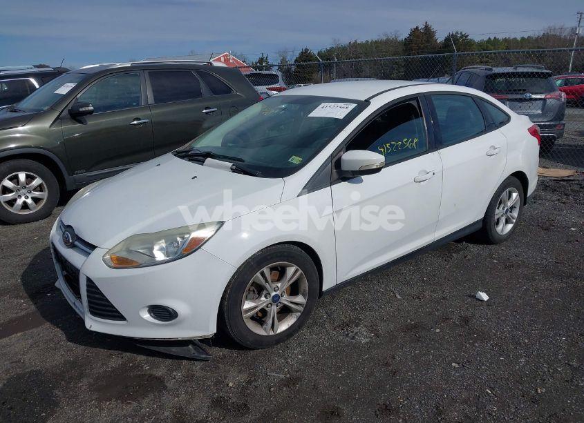 Photo 2 of 2014 Ford Focus SE (VIN 1FADP3F2XEL426331)