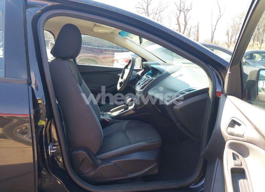 Photo 5 of 2014 Ford Focus SE (VIN 1FADP3F2XEL437104)