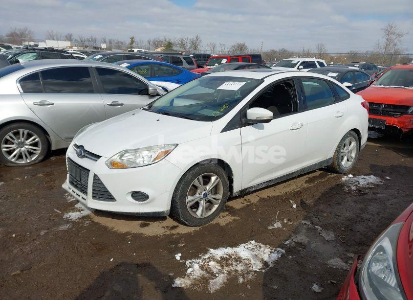 Photo 2 of 2014 Ford Focus SE (VIN 1FADP3F2XEL438690)