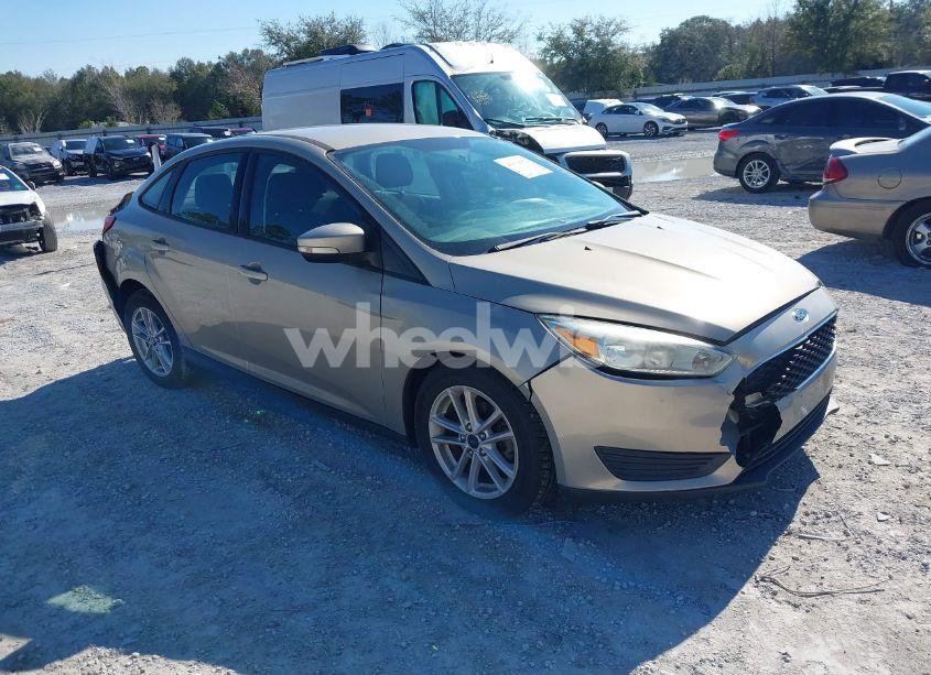 2015 Ford Focus SE (VIN 1FADP3F2XFL228205) main photo