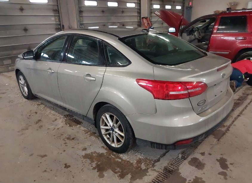 Photo 3 of 2015 Ford Focus SE (VIN 1FADP3F2XFL239320)