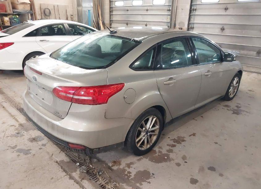 Photo 4 of 2015 Ford Focus SE (VIN 1FADP3F2XFL239320)
