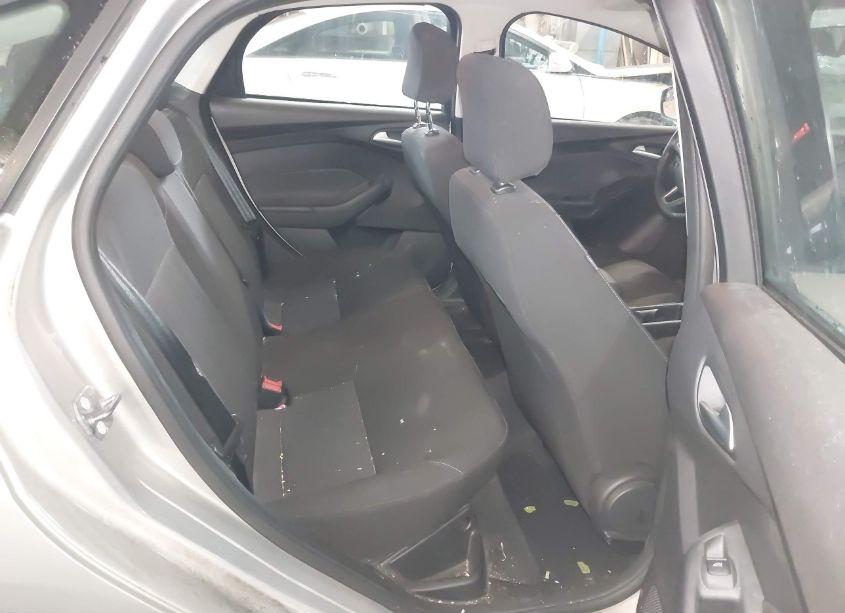 Photo 8 of 2015 Ford Focus SE (VIN 1FADP3F2XFL239320)