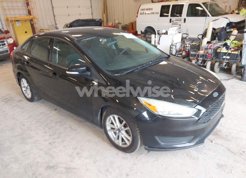 2015 Ford Focus SE (VIN 1FADP3F2XFL239897) main photo