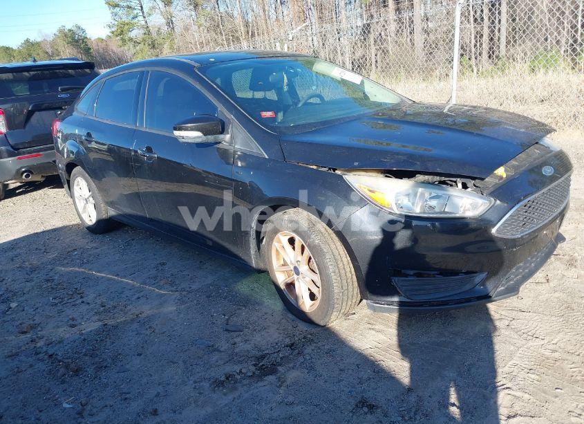 2015 Ford Focus SE (VIN 1FADP3F2XFL253105) main photo