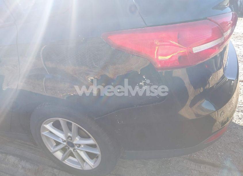 Photo 13 of 2015 Ford Focus SE (VIN 1FADP3F2XFL253105)