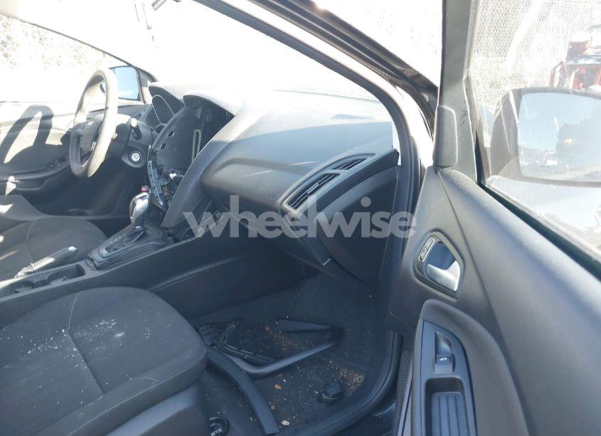 Photo 5 of 2015 Ford Focus SE (VIN 1FADP3F2XFL253105)
