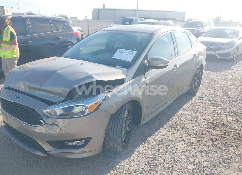 Photo 2 of 2015 Ford Focus SE (VIN 1FADP3F2XFL298965)