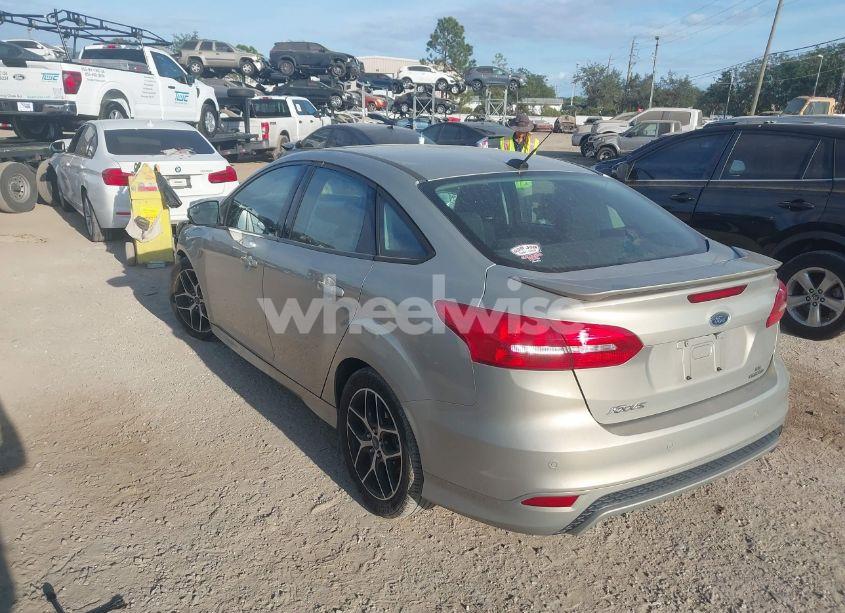 Photo 3 of 2015 Ford Focus SE (VIN 1FADP3F2XFL298965)