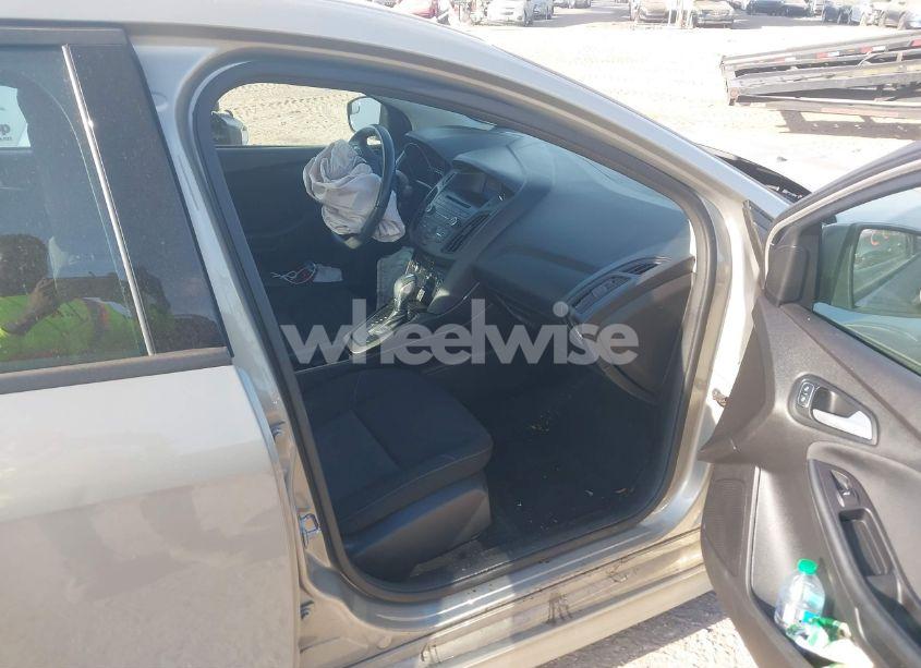 Photo 5 of 2015 Ford Focus SE (VIN 1FADP3F2XFL298965)