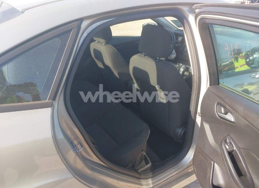 Photo 8 of 2015 Ford Focus SE (VIN 1FADP3F2XFL298965)