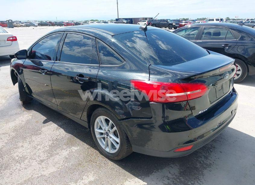 Photo 3 of 2015 Ford Focus SE (VIN 1FADP3F2XFL313657)