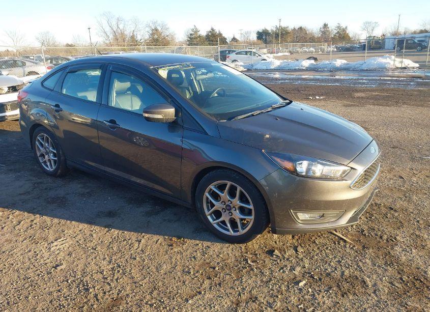 2015 Ford Focus (VIN 1FADP3F2XFL319328) main photo