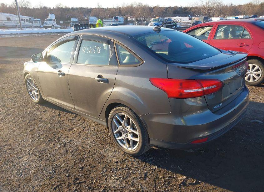 Photo 3 of 2015 Ford Focus (VIN 1FADP3F2XFL319328)