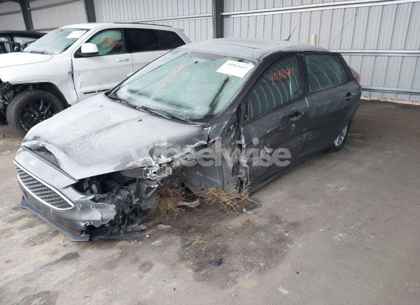 Photo 2 of 2015 Ford Focus SE (VIN 1FADP3F2XFL321080)