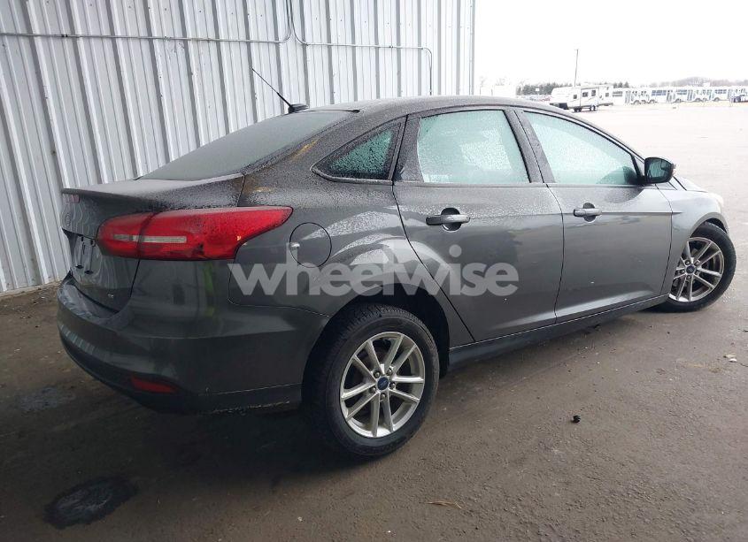 Photo 4 of 2015 Ford Focus SE (VIN 1FADP3F2XFL321080)