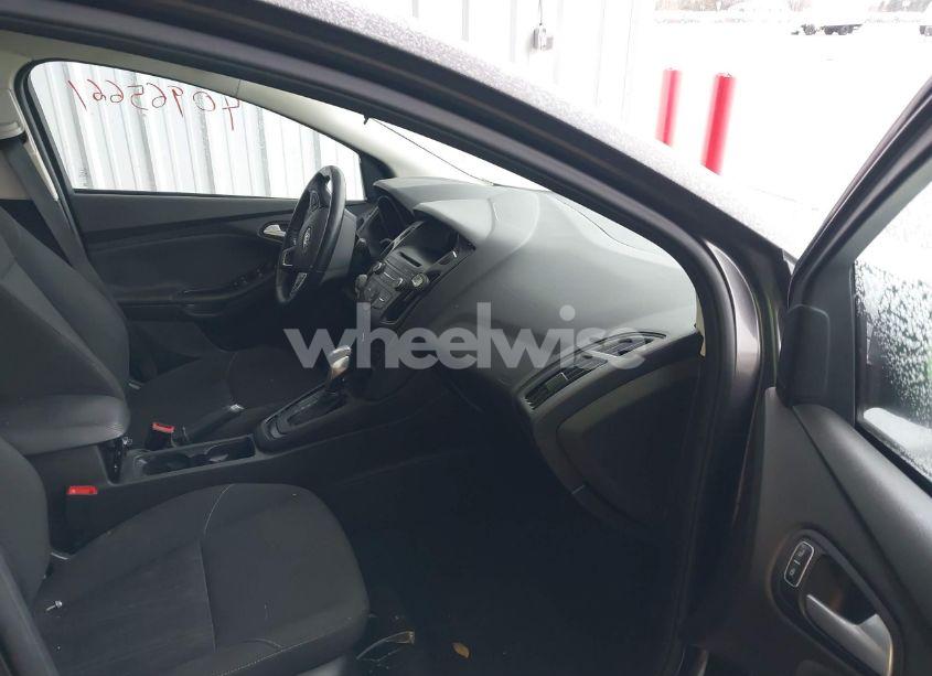 Photo 5 of 2015 Ford Focus SE (VIN 1FADP3F2XFL321080)